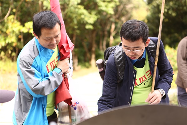 你在故宮修文物，我在紅瓜子拍企業(yè)宣傳片