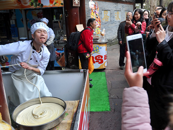 視頻制作讓拉面館爆紅20天，游客“五碗不過崗”